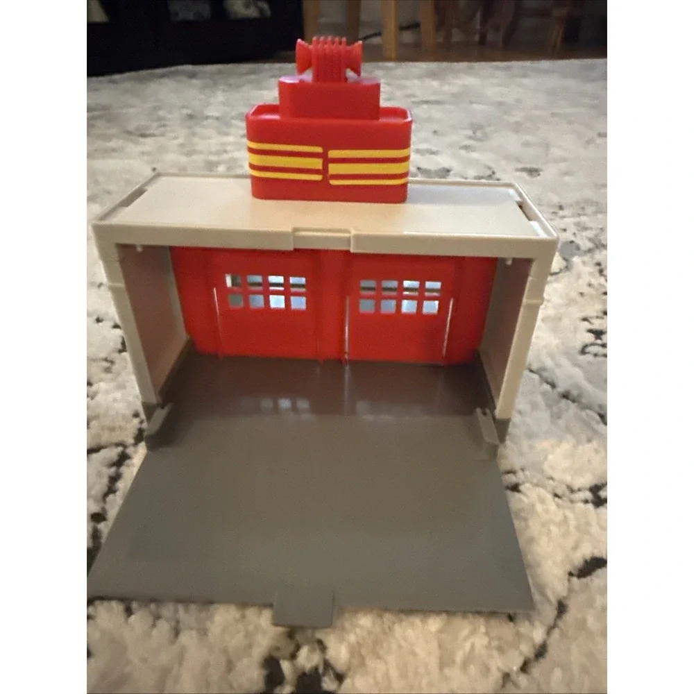VINTAGE MATCHBOX FIRE DEPARTMENT STATION - Only Pieces Shown 1990